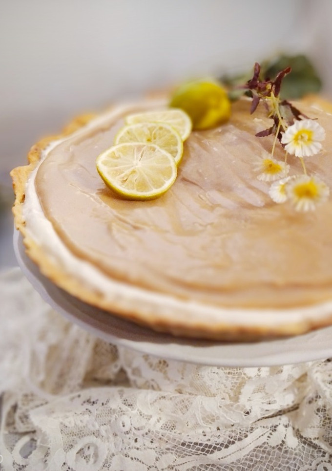 Una foto de Tartaleta de Queso con Crema de Lima y Manzanilla