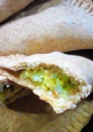Una foto de Pasteles semi-integrales con cebolla de verdeo y huevo💚+🟡