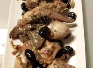 Foto di Coniglio ad arrosto morto con olive