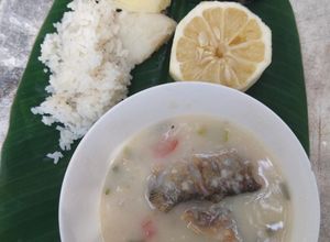 Una foto de Mote de pescado y arroz blanco