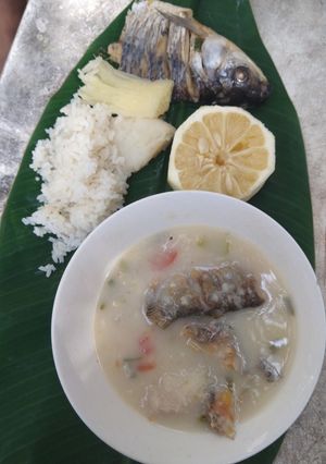Una foto de Mote de pescado y arroz blanco