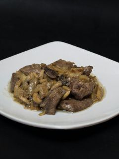 Una foto de Hígado encebollado con champiñones