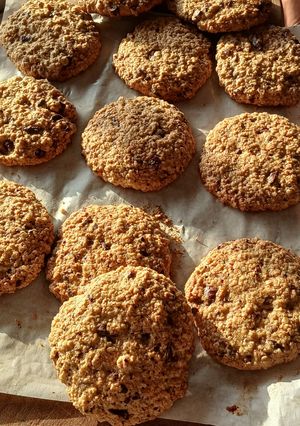 Una foto de Cookies de avena con chips de chocolate 🍪