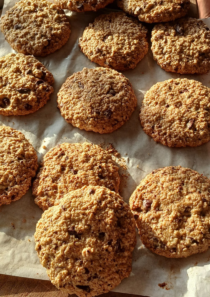 Una foto de Cookies de avena con chips de chocolate 🍪