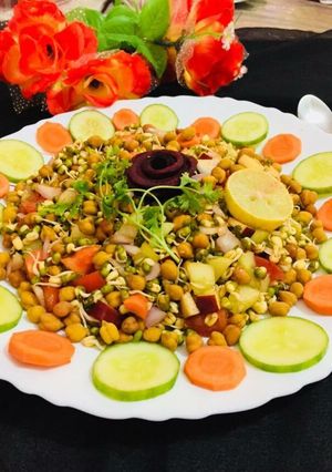अंकुरित चना मूंग वेज सलाद (Ankurit chana moong veg salad recipe in hindi) रेसिपी मुख्य फोटो