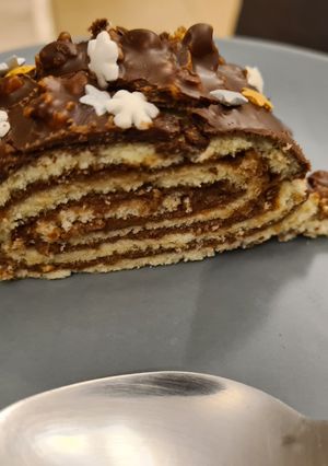 Une photo de Bûche à la mousse au chocolat et pralin, glaçage façon rocher
