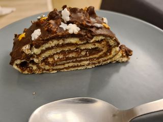 Bûche à la mousse au chocolat et pralin, glaçage façon rocher