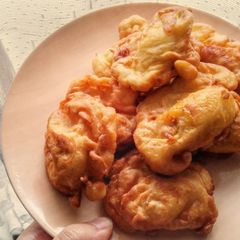 A picture of Pisang Goreng / Indonesia Fried Banana in Batter.