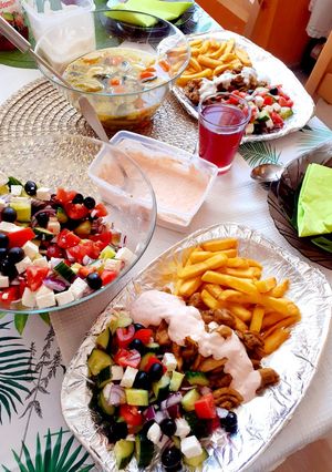 Gyros 🥙 filézett szaftos csirke combból 🍗 🍟 🥗 görög salival recept fotója
