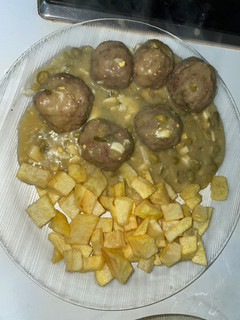 Una foto de Albóndigas en salsa verde con patatas a cuadros