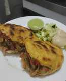Arepas🥙rellenas con salteado de berenjenas y pimientos tatemados🍆🫑🧅
