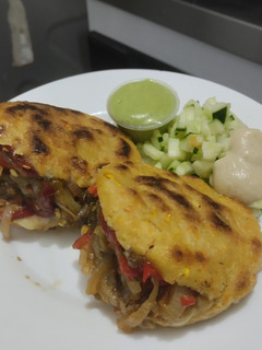 Una foto de Arepas🥙rellenas con salteado de berenjenas y pimientos tatemados🍆🫑🧅