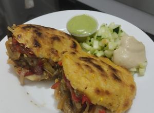 Una foto de Arepas🥙rellenas con salteado de berenjenas y pimientos tatemados🍆🫑🧅