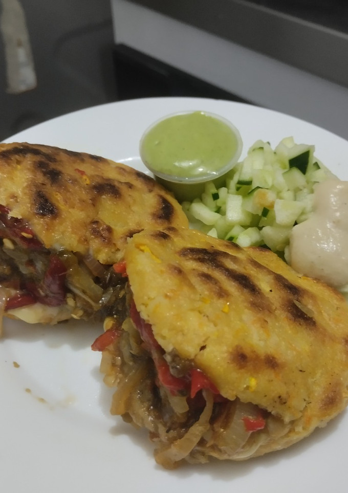 Una foto de Arepas🥙rellenas con salteado de berenjenas y pimientos tatemados🍆🫑🧅