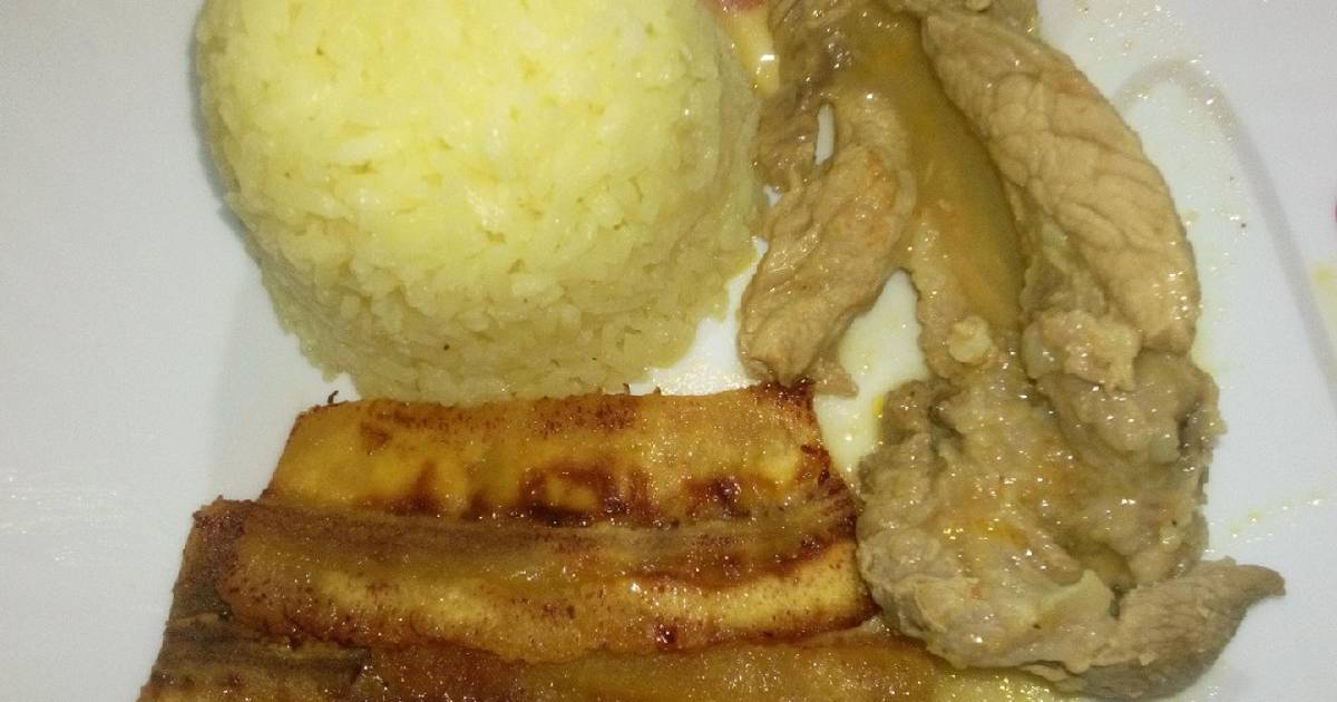 Seco de carne de cerdo, arroz amarillo y tajada madura Receta de Yeimy