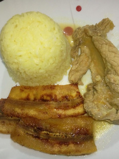 Una foto de Seco de carne de cerdo, arroz amarillo y tajada madura