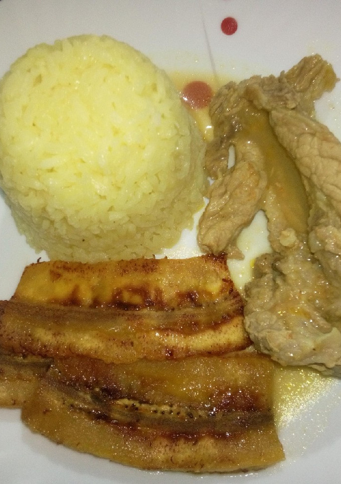 Una foto de Seco de carne de cerdo, arroz amarillo y tajada madura