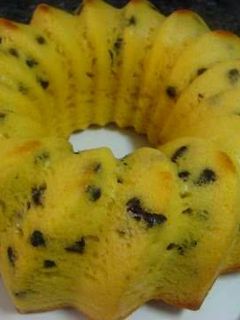 Una foto de Bizcocho de naranja sin huevo y sin leche con pepitas de chocolate