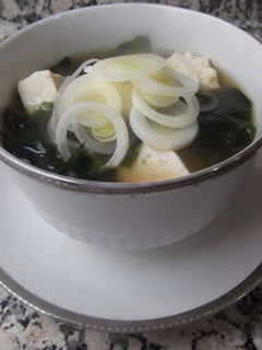 Una foto de Sopa de miso con wakame y tofu