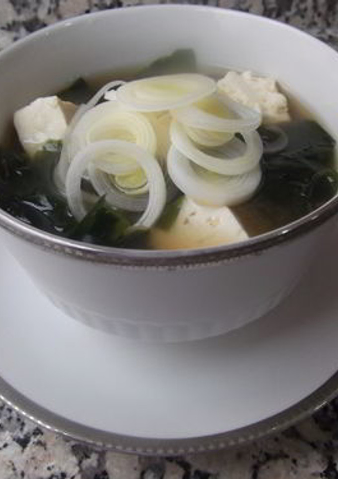 Una foto de Sopa de miso con wakame y tofu