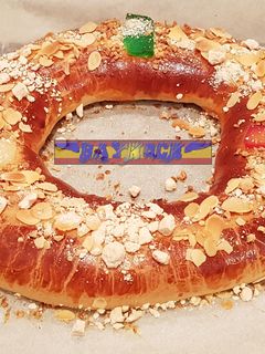Una foto de Roscón de Reyes tradicional