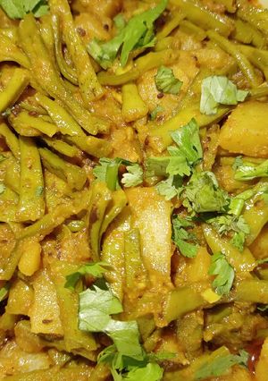 ગુવાર બટાકા નું શાક (Guvar Bataka Shak Recipe In Gujarati) રેસીપી મુખ્ય ફોટો