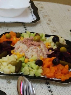 صورة لوصفة سلطة ارز مشكلة بالخضار