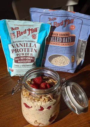 A picture of Oatmeal Jar breakfast.