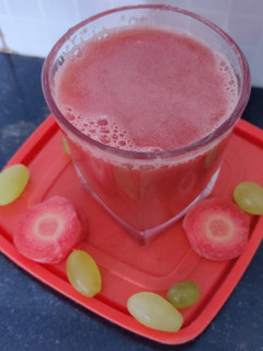A picture of Carrot mint grape juice.
