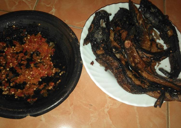 Bagaimana Membuat Lele goreng sambal bawang Anti Gagal