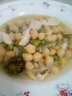 Una foto de Menestra de garbanzos y pollo