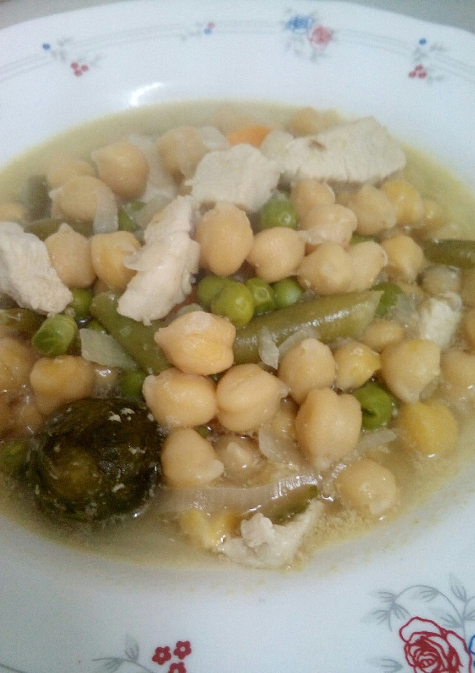 Una foto de Menestra de garbanzos  y pollo