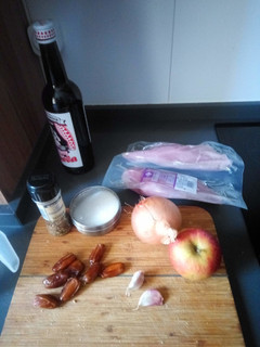 Una foto de Pavo con manzana y dátiles en olla exprés