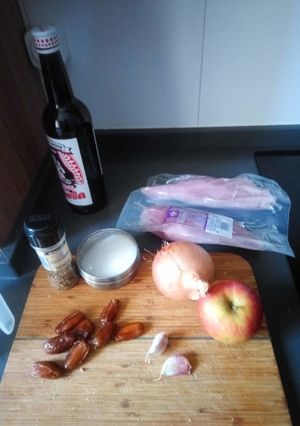 Una foto de Pavo con manzana y dátiles en olla exprés
