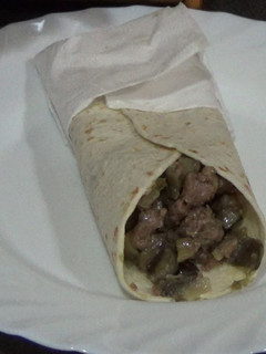 Una foto de Taco de ternera con berenjena y salsa alkale