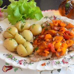 A picture of Pork chops with "Lecso".