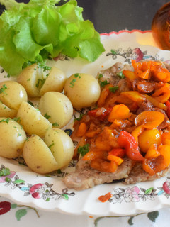 A picture of Pork chops with "Lecso".