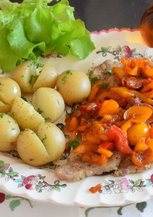 A picture of Pork chops with "Lecso".