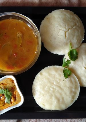 A picture of Idli sambhar with chutney.