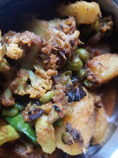 আলু ও ফুলকপির ডালনা(fulkopir o fulkopir dalna recipe in Bengali) রেসিপির প্রধান ছবি