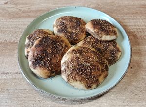 Una foto de Zaatar manakish