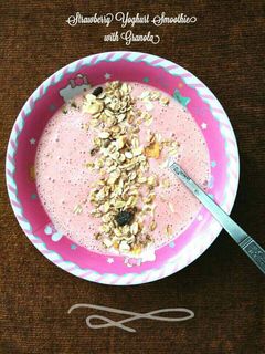 Foto resep Strawberry Yoghurt Smoothie with Granola