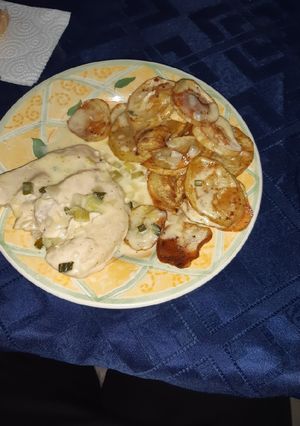 Una foto de Pechugas de pollo con salsa de verdeo y papitas al horno