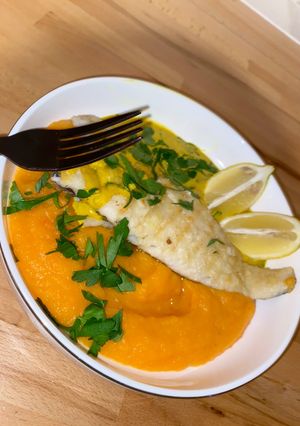 Une photo de Merlu 🐟 & sauce curcuma-citron 🍋 avec une purée de carottes 🥕