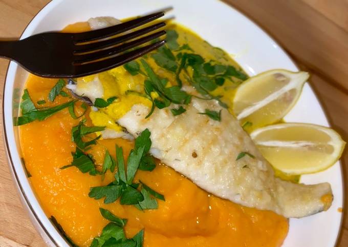Merlu 🐟 & sauce curcuma-citron 🍋 avec une purée de carottes 🥕 de Soö dS