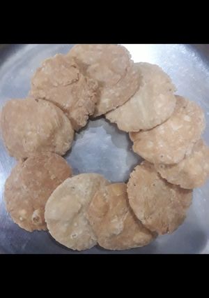 मठरी (mathri recipe in Hindi) रेसिपी मुख्य फोटो