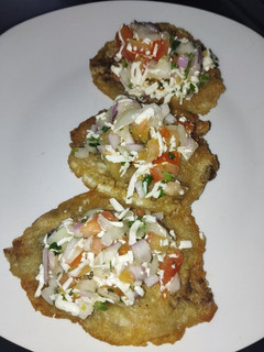 Una foto de Patacones con pico de gallo y queso ⚡
