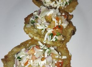 Una foto de Patacones con pico de gallo y queso ⚡