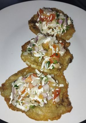 Una foto de Patacones con pico de gallo y queso ⚡