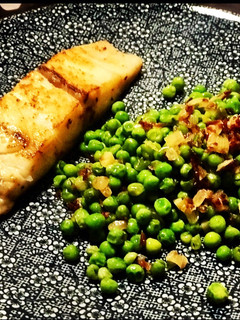 Una foto de Cena saludable! Corvina con guisantes y jamón ibérico